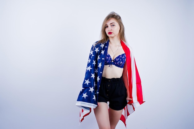 Śliczna Dziewczyna W Staniku I Szortach Z Amerykańską Flagą Usa Na Białym Tle