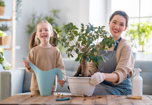 Śliczna dziewczynka pomaga matce dbać o rośliny
