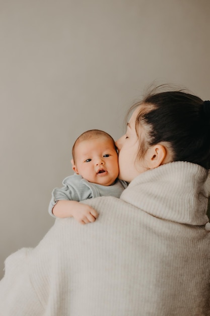 Śliczna dziewczynka przytula się przytula podekscytowana młoda mama uśmiechnięta mama i zabawna mała córeczka bawią się w domu uścisk dzieląc bliski czuły moment razem