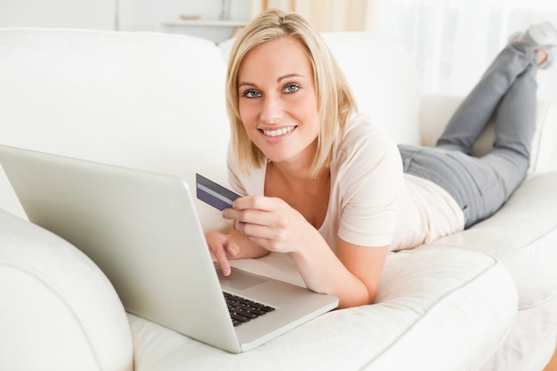 Śliczna kobieta używa notatnika kupować online