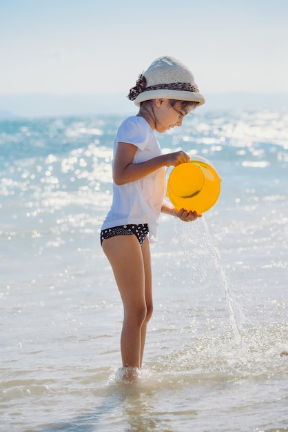 Śliczna mała dziewczynka bawić się na plaży