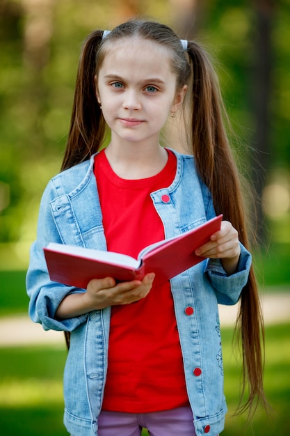Śliczna mała dziewczynka czytanie książki