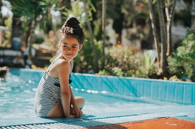 Śliczna Mała Dziewczynka Na Poolside