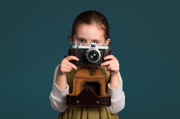 Śliczna Mała Dziewczynka Poważnie Myśli O Sztuce Fotografii