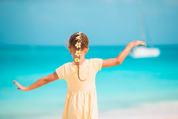Śliczna mała dziewczynka przy plażą podczas karaibskiego wakacje