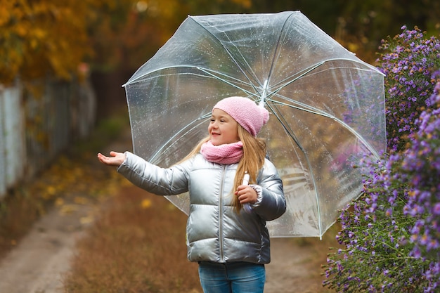 Śliczna mała dziewczynka trzyma parasol