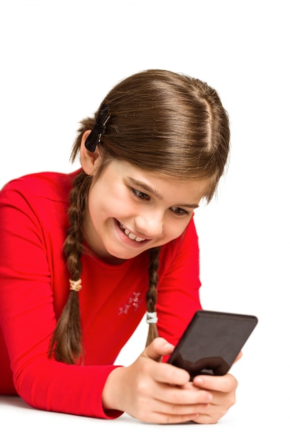 Śliczna mała dziewczynka używa smartphone