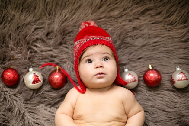 Śliczna mała dziewczynka w czerwonym świątecznym kapeluszu