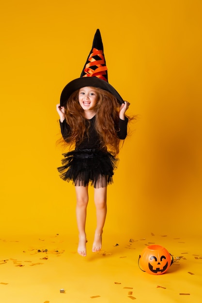 Śliczna mała dziewczynka w stroju czarownicy na Halloween