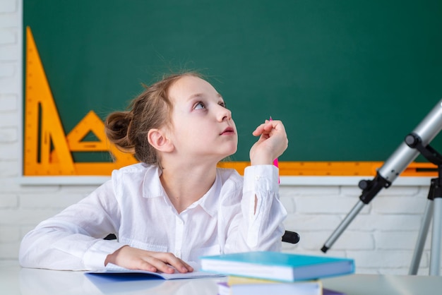 Zdjęcie Śliczna mała dziewczynka w wieku przedszkolnym w klasie szkoła podstawowa i edukacja proces edukacyjny