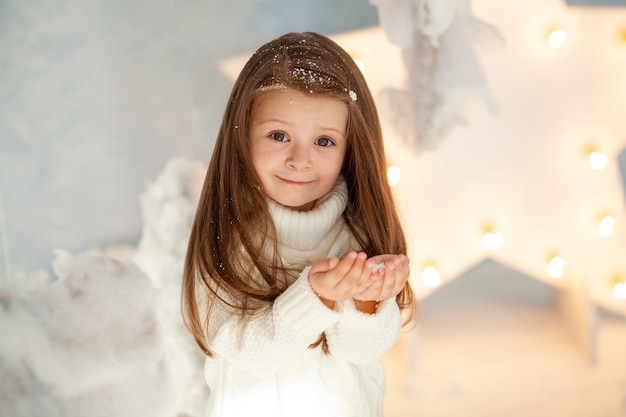 Śliczna Mała Dziewczynka W Zimie Urządzonym Pokoju