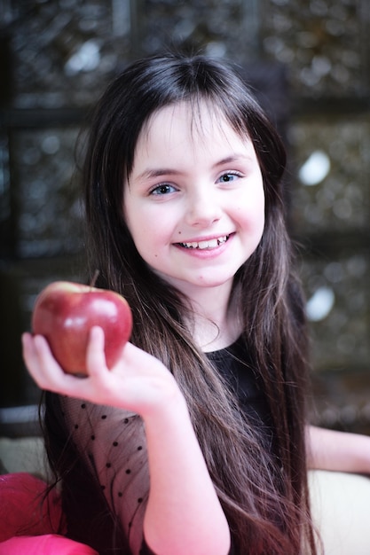 Śliczna Mała Dziewczynka Z Jabłkiem