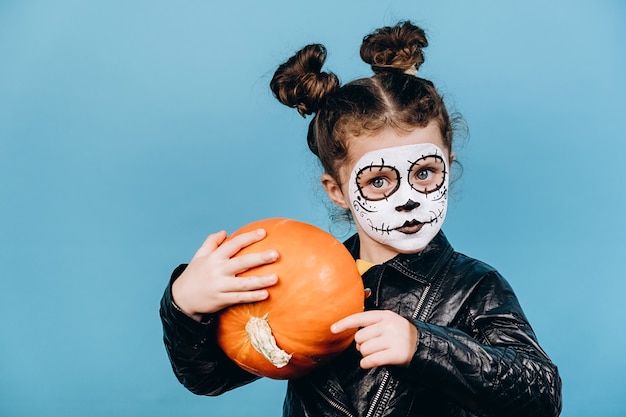 Śliczna mała dziewczynka z przerażającym makijażem na Halloween