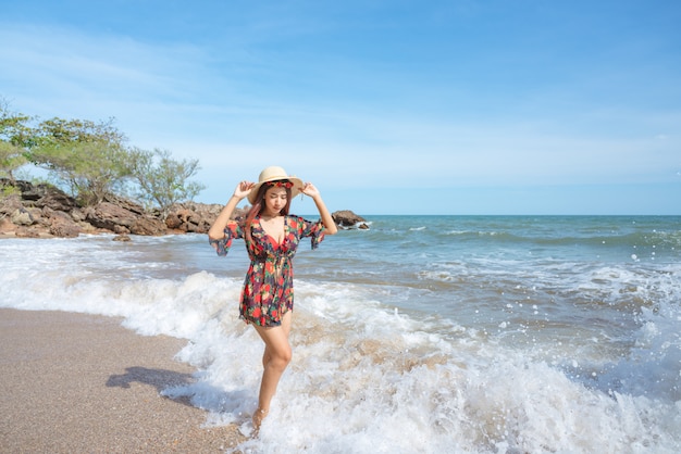 Śliczna młoda azjatykcia kobieta w bikini szczęśliwym na pięknej plaży w wakacje w Tajlandia