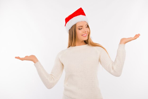 Śliczna młoda kobieta w kapeluszu Santa