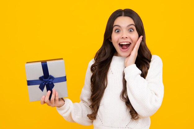 Śliczna nastolatka gratuluje walentynki dając romantyczne pudełko prezentowe Obecna koncepcja powitania i prezentów Zaskoczona nastolatka