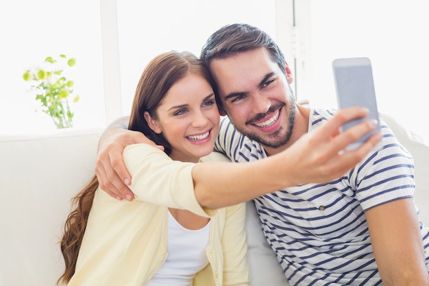 Śliczna Para Bierze Selfie Na Leżance