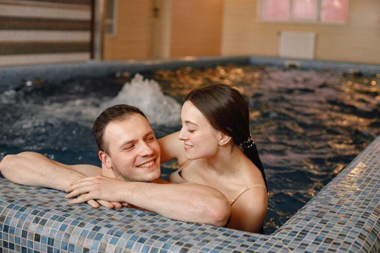 Śliczna para rozmawia i przytula się przy basenie w krytym basenie?