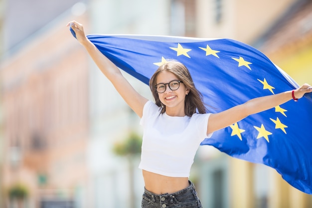 Śliczna Szczęśliwa Młoda Dziewczyna Z Flagą Unii Europejskiej Na Ulicach Gdzieś W Europie.