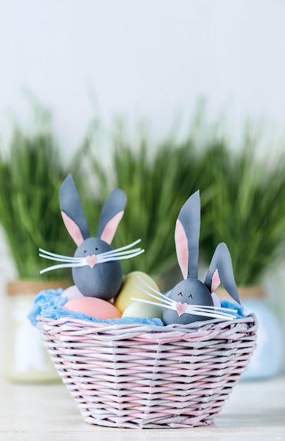 Śliczne kreatywne zdjęcie z pisanki, niektóre jajka jako Easter Bunny