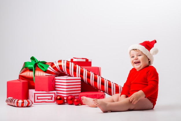 Śliczne małe dziecko w świątecznym stroju z prezentami