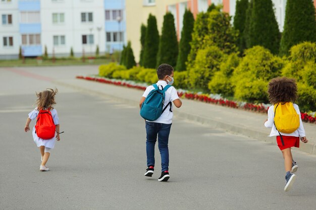 Śliczni Biało-czarni Uczniowie Biegną Do Szkoły.