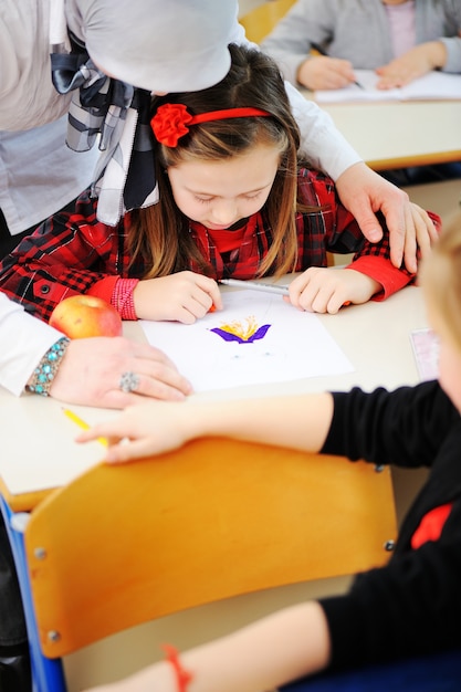 Śliczni Uroczy Dzieci W Wieku Szkolnym Przy Sala Lekcyjną Ma Aktywność Edukacyjną