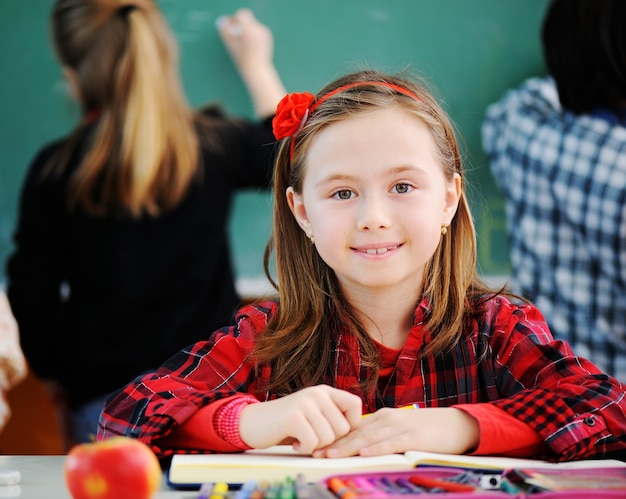 Śliczni uroczy dzieci w wieku szkolnym przy sala lekcyjną ma aktywność edukacyjną