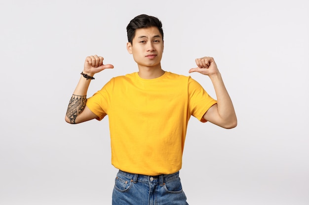 Śliczny Azjatykci Mężczyzna Wskazuje Dla On W żółtej Koszulce