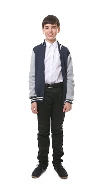 Śliczny chłopiec w szkolnym mundurku na białym tle
