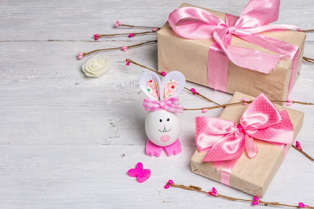 Śliczny królik z jajka, pudełko prezentowe, świąteczny wystrój w różowej tonacji
