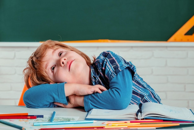 Śliczny mały chłopiec w wieku przedszkolnym z nauczycielem studiującym w domu koncepcja uczenia się i edukacji w klasie