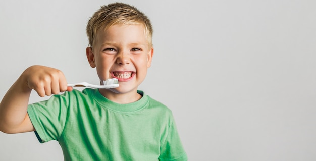 Śliczny młody chłopiec mienia toothbrush