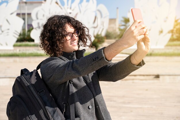 Śliczny, Młody Mężczyzna Robi Selfie Na Ulicy