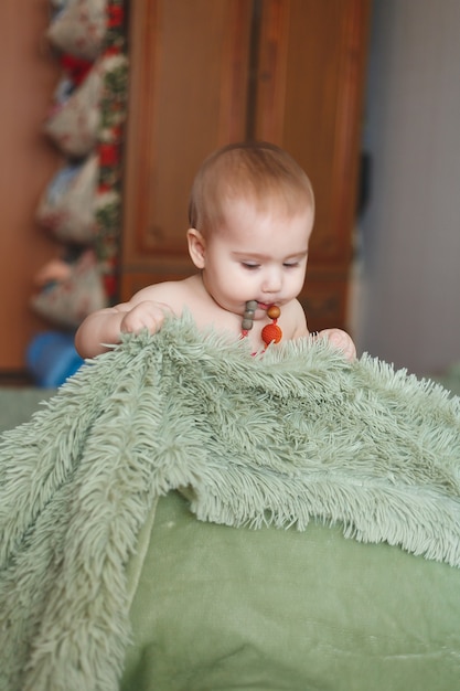 Śliczny Uroczy Noworodek 3 Miesięcy Z Pieluchami. Hapy Malutka Dziewczynka Lub Chłopiec Patrząc W Kamerę. Suche I Zdrowe Ciało I Skóra Dla Koncepcji Dzieci. Przedszkole Dla Dzieci