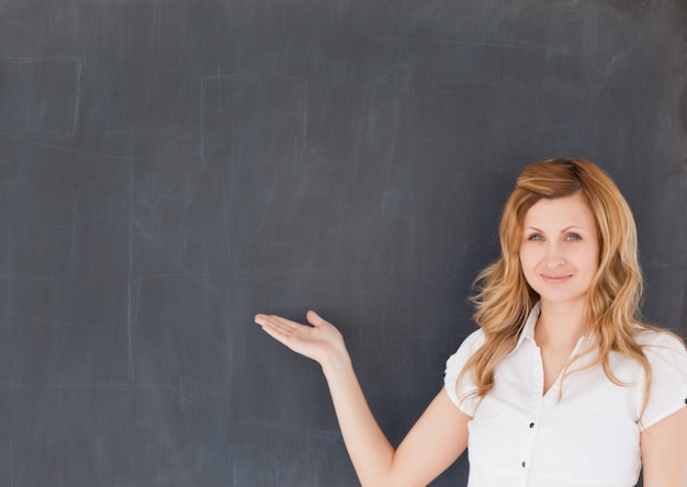 Śliczny żeński Nauczyciel Pokazuje Pustego Blackboard