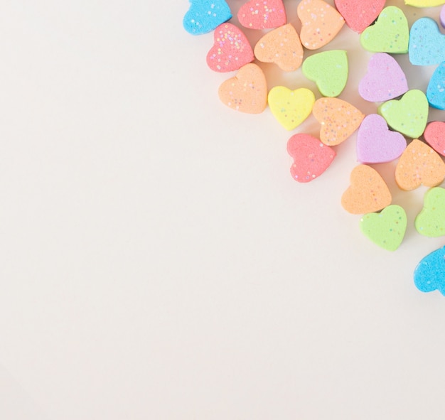 Słodcy mini serca w kolorowym na pastelowym tle