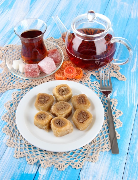 Zdjęcie słodka baklava na talerzu z herbatą na stole