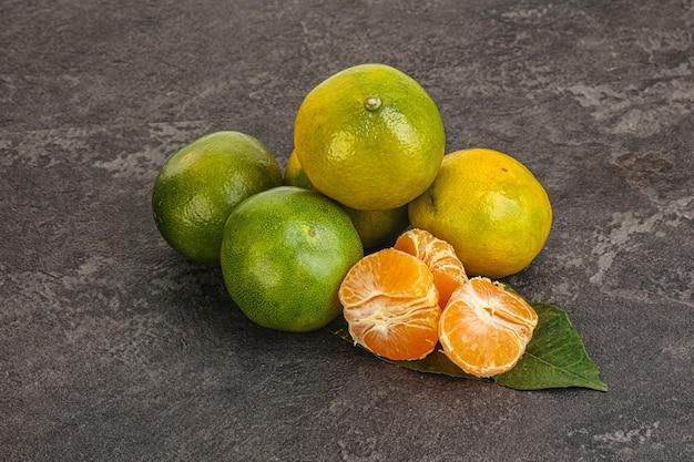 Słodka, dojrzała i smaczna zielona mandarynka