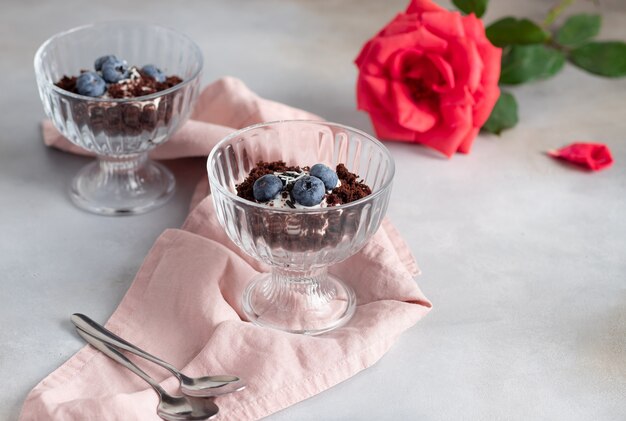 Słodka domowa czekolada z jagodami w szklanych miseczkach