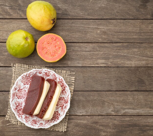 Słodka guawa z wiejskim serem. Typowy domowy brazylijski deser z miejsca na kopię.