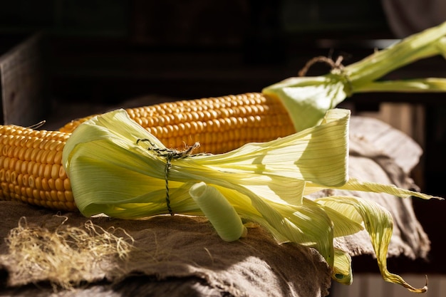 Zdjęcie słodka kukurydza na drewnianym stole