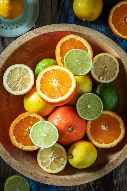 Słodka mieszanka owoców cytrusowych z pomarańczą, cytryną i limonką