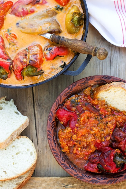 Zdjęcie słodka papryka w sosie pomidorowo-śmietanowym, tradycyjne danie w niektórych krajach europejskich