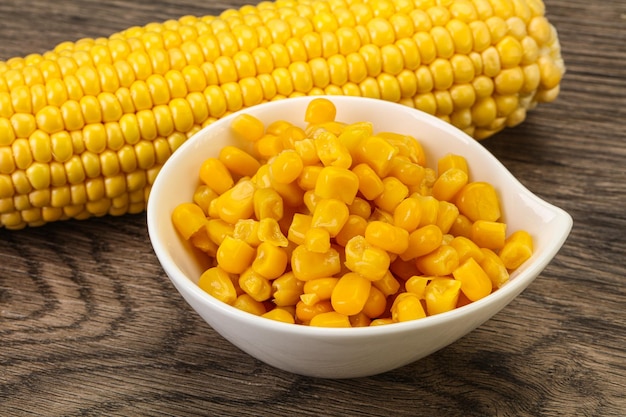 Słodka żółta kukurydza w misce