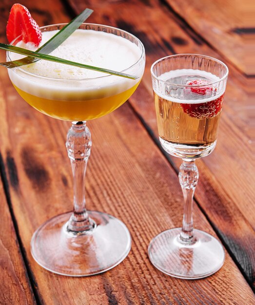 Słodki alkoholowy pomarańczowy koktajl z pianką i szampanem