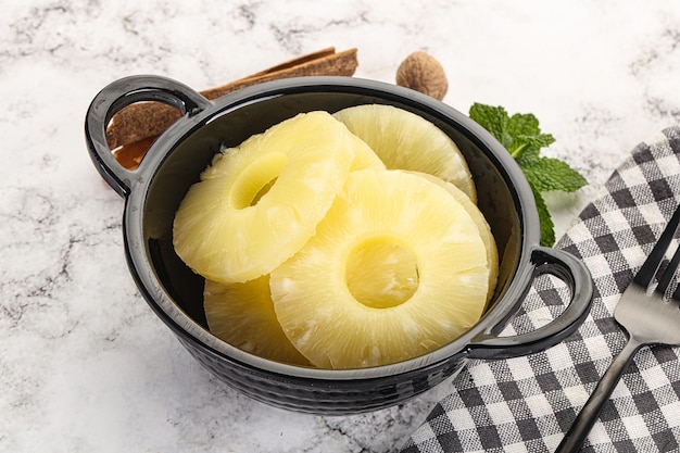 Słodki ananas w puszce