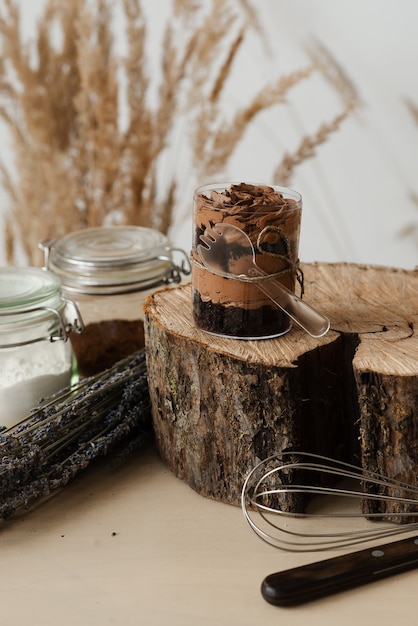 Słodki budyń czekoladowy i drewno cięte na wystrój kuchni stołu