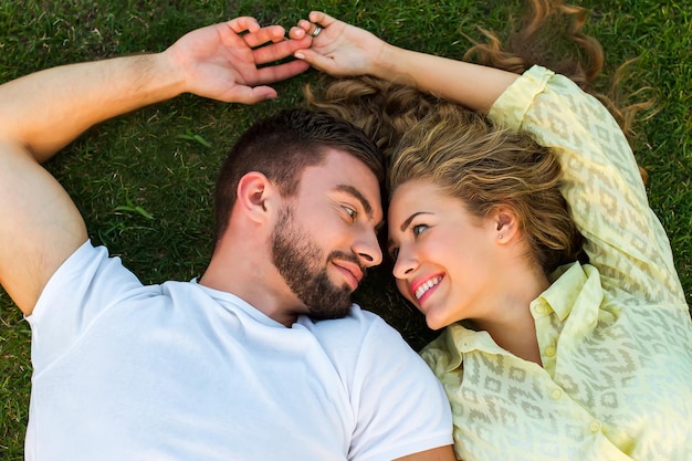 Słodki chłopak i dziewczyna leżą na trawie kochająca para relaks na świeżym powietrzu