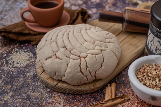 Słodki Domowy Chleb Rustykalny na stole, uzupełniony filiżanką kawy ,Tradycyjny kawałek piekarniczy
